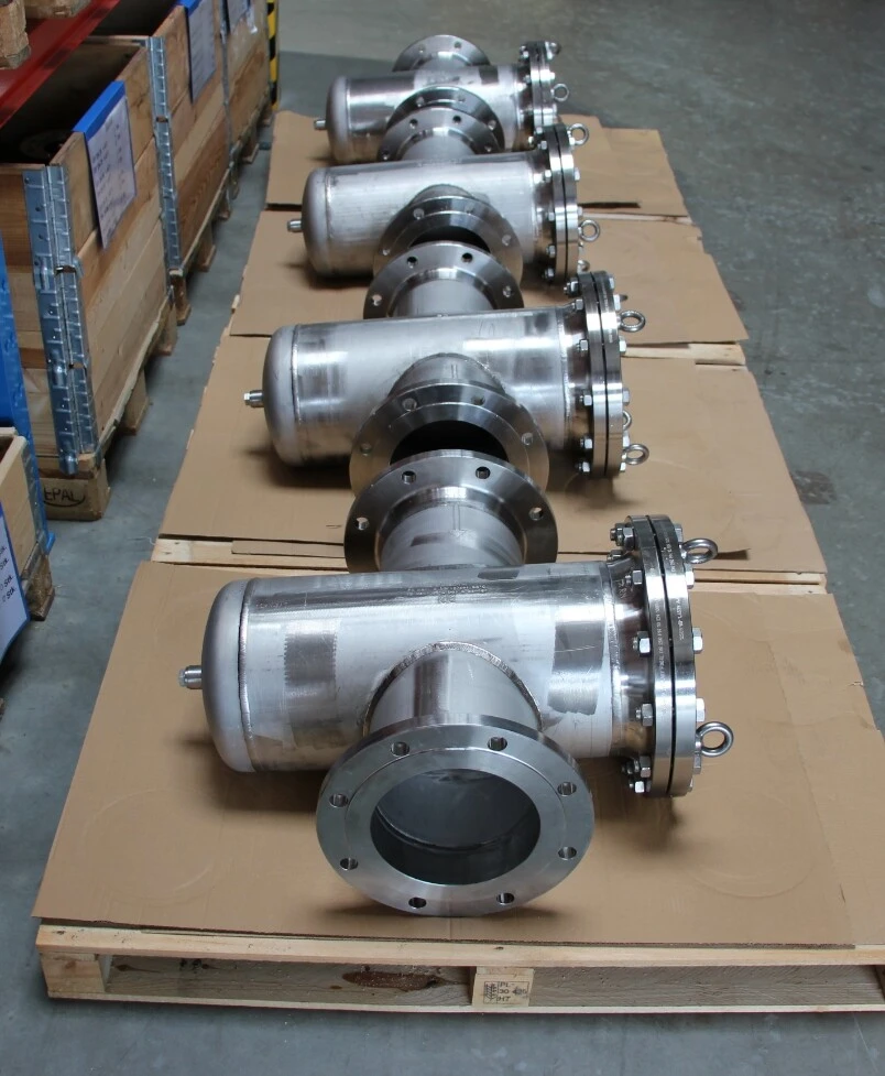 Fünf Edelstahl-Rohre auf Kartons lagern in einem Lager.